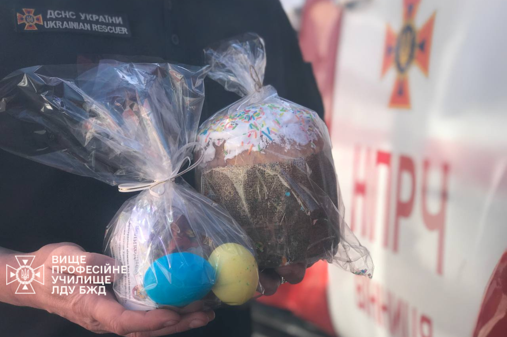 Українські захисники отримали великодні подарунки від майбутніх рятувальників