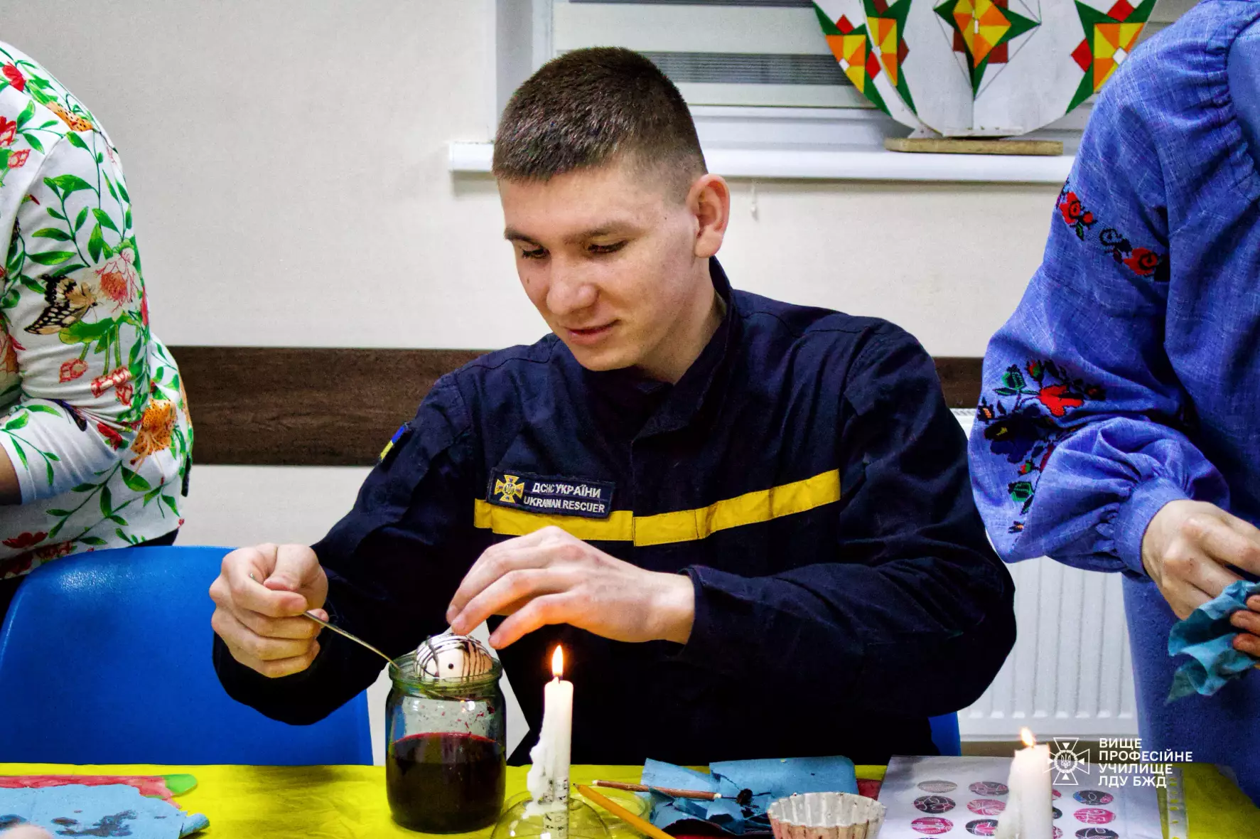 Курсант пише писанку