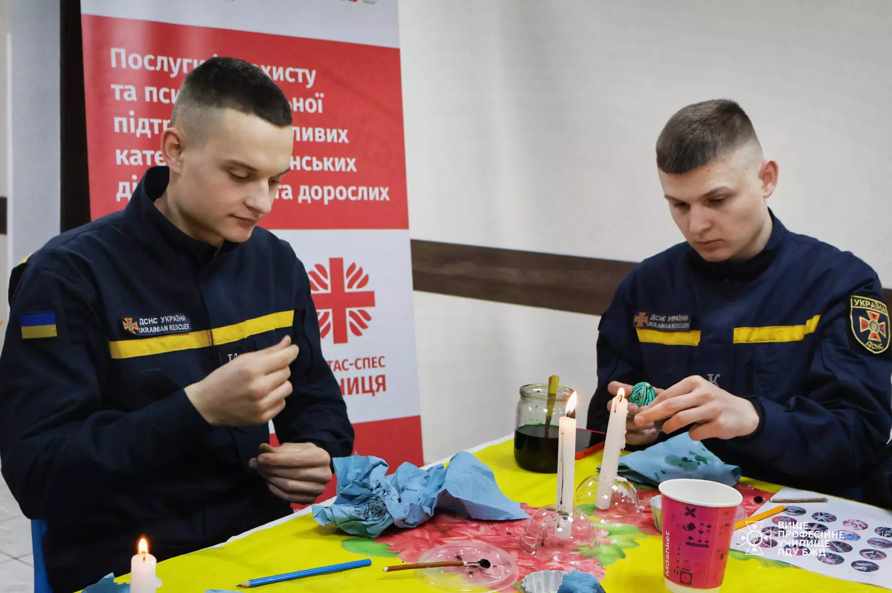 Курсанти пишуть писанки