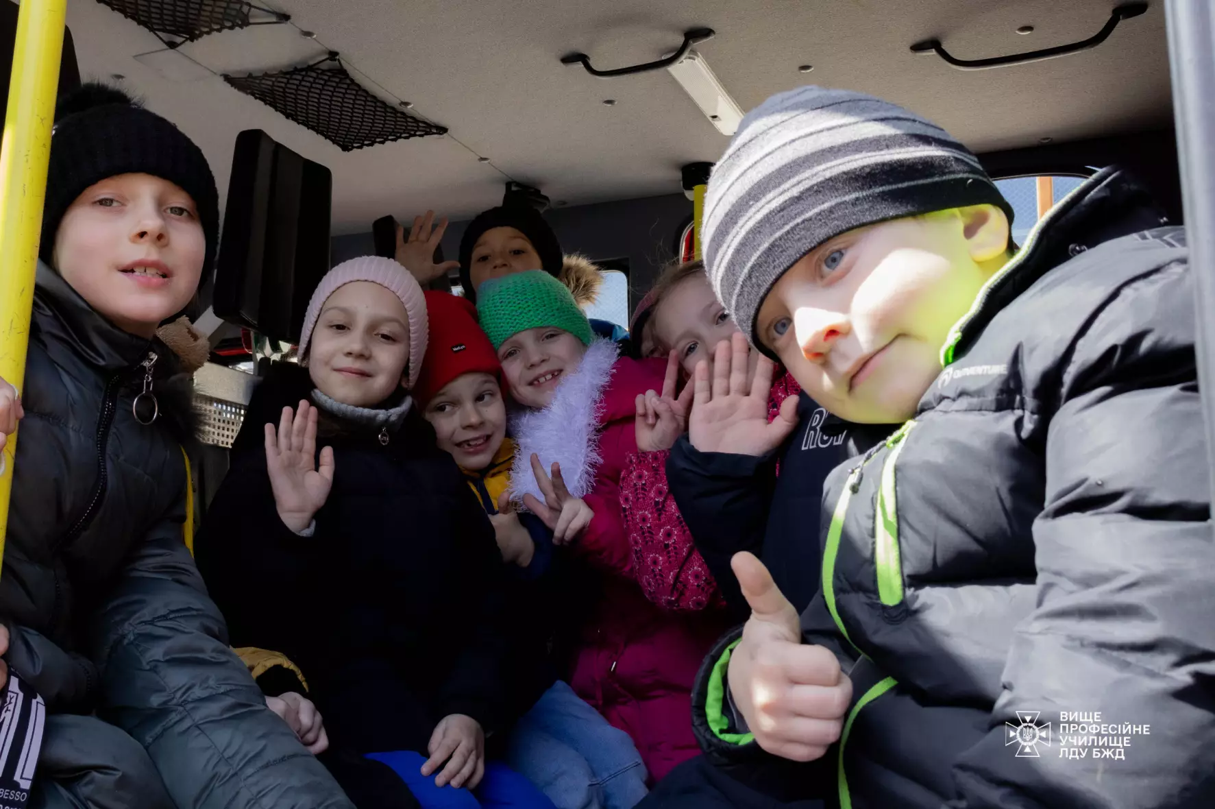 Діти в пожежній машині
