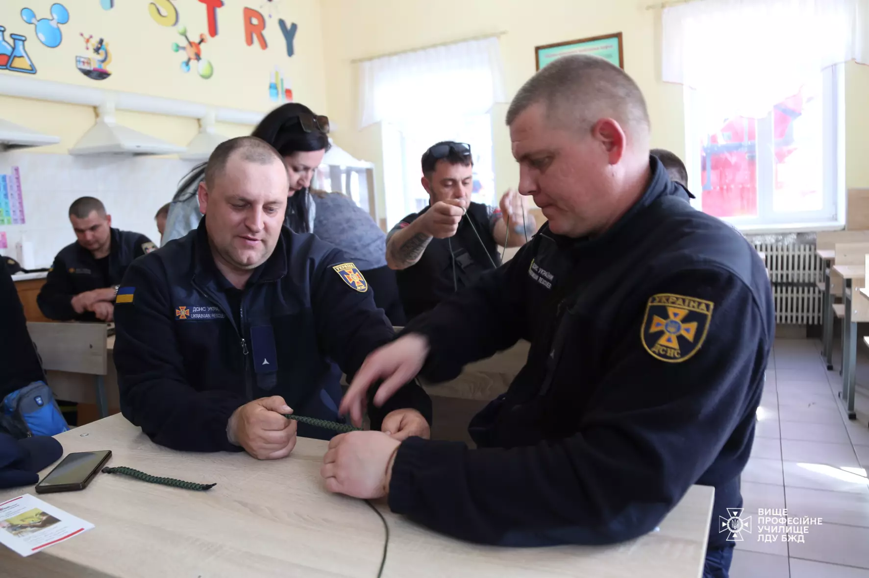 Слухачі плетуть браслети