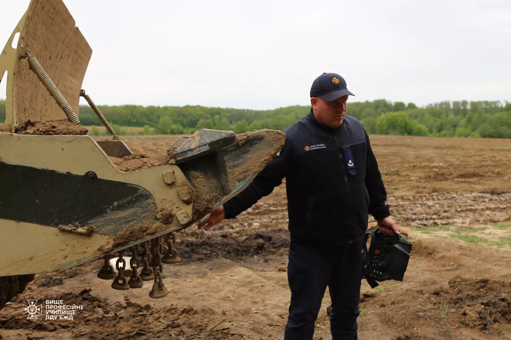 Фахівцець з розмінування розповідвє про машину