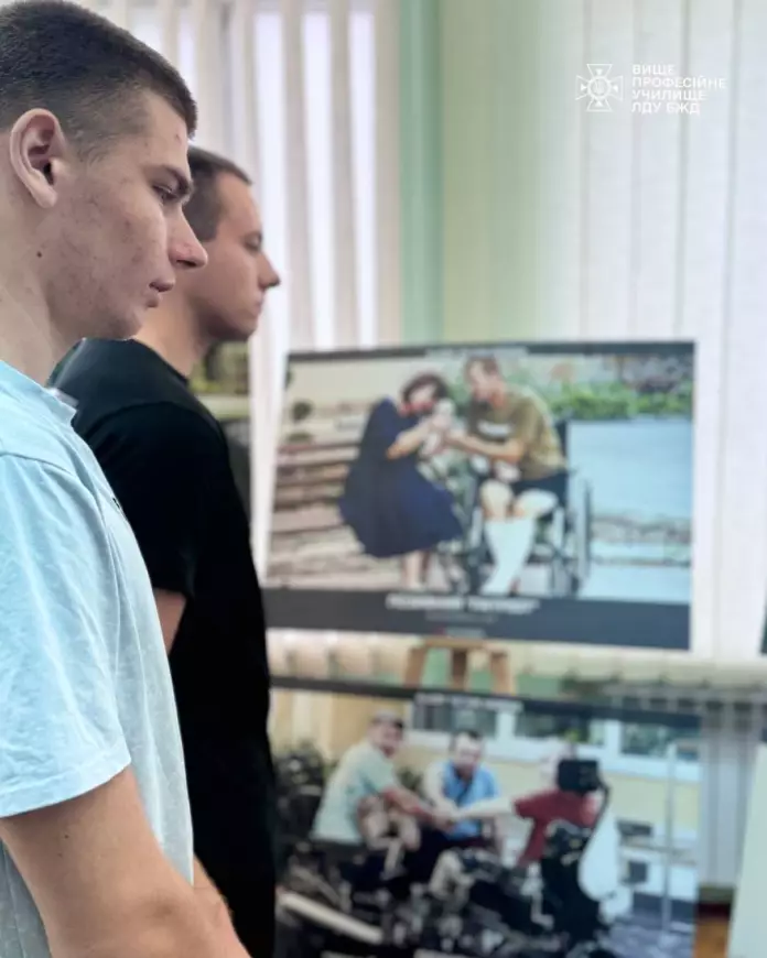 Студенти на фотовиставці до дня героїв