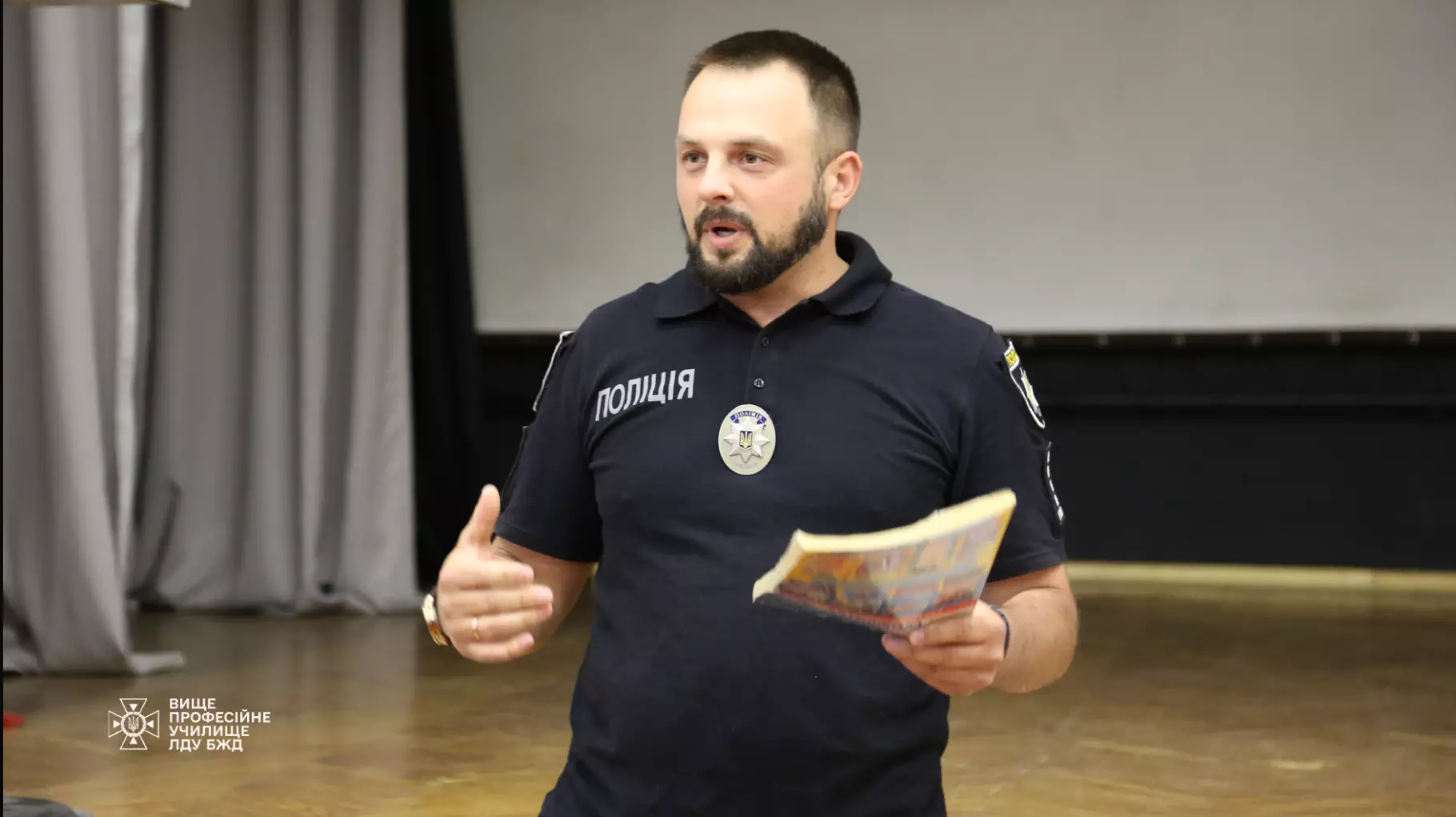 Безпеці дорожнього руху - особливу увагу.